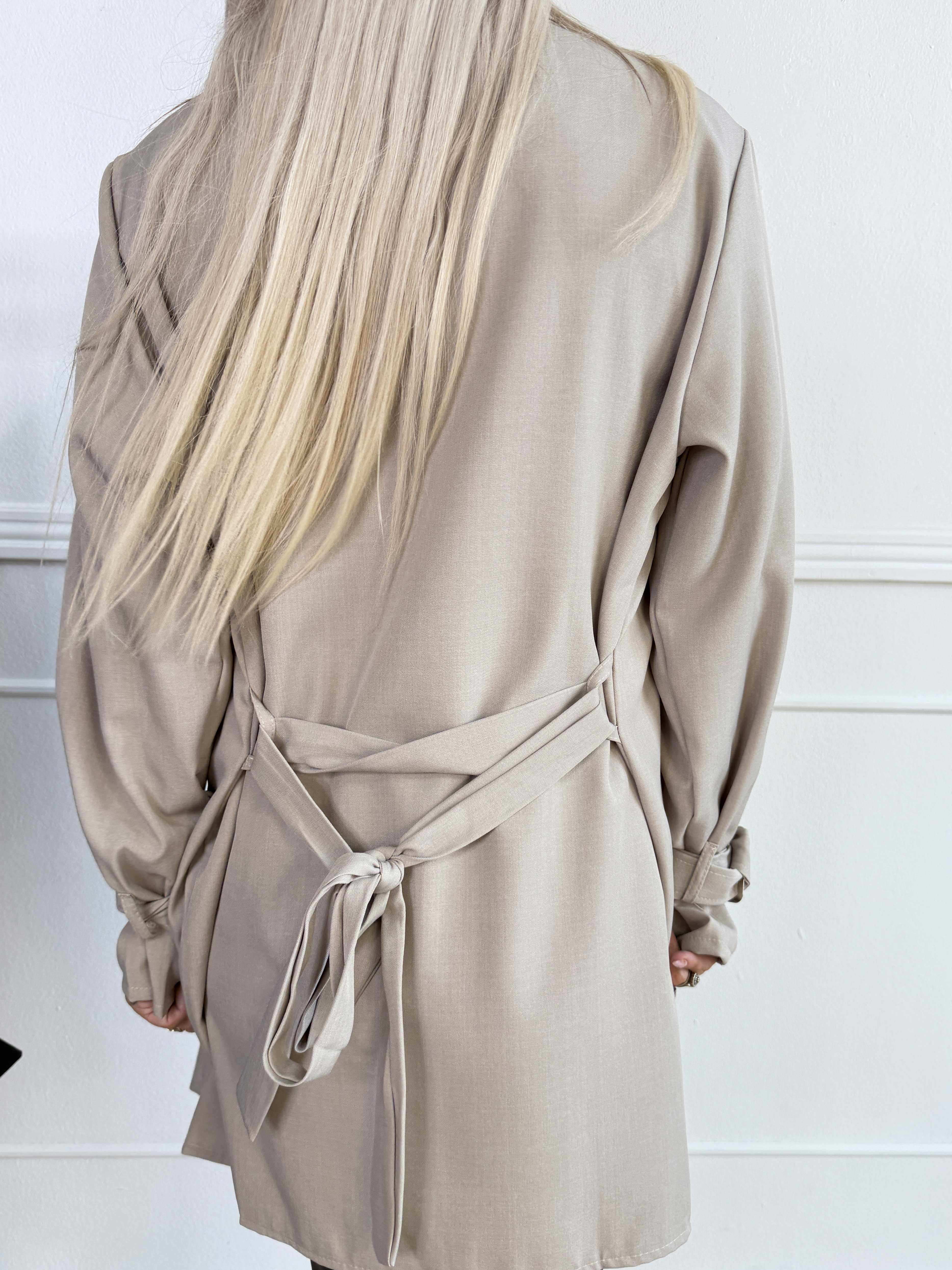 Sharpay Short 2.0 – Kort lätt plus size trenchcoat med knytskärp